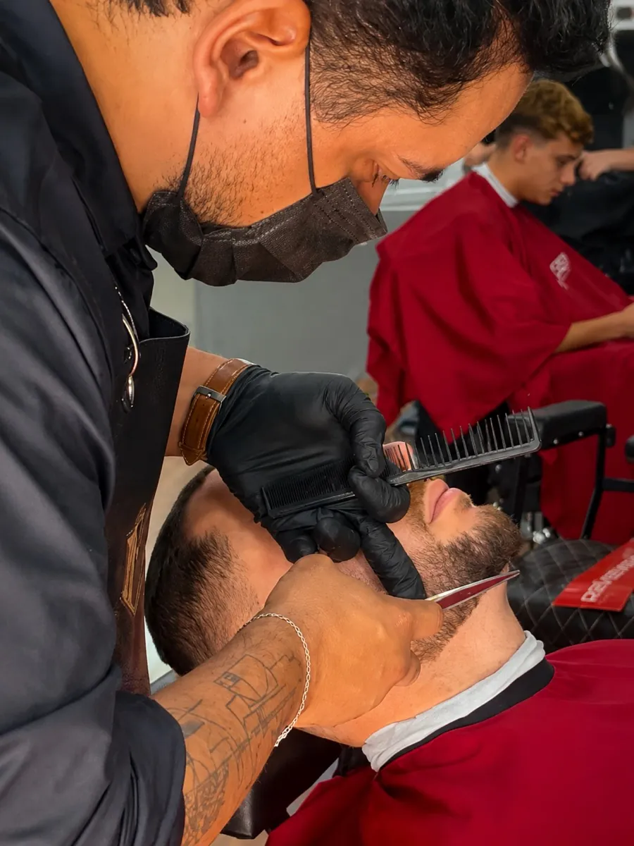 Barba sendo aparada na Crespim Barbearia